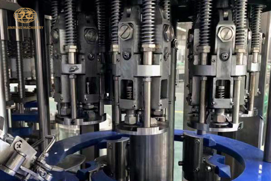 玻璃瓶果汁灌裝設(shè)備封蓋部分 玻璃瓶果汁灌裝設(shè)備封蓋部分